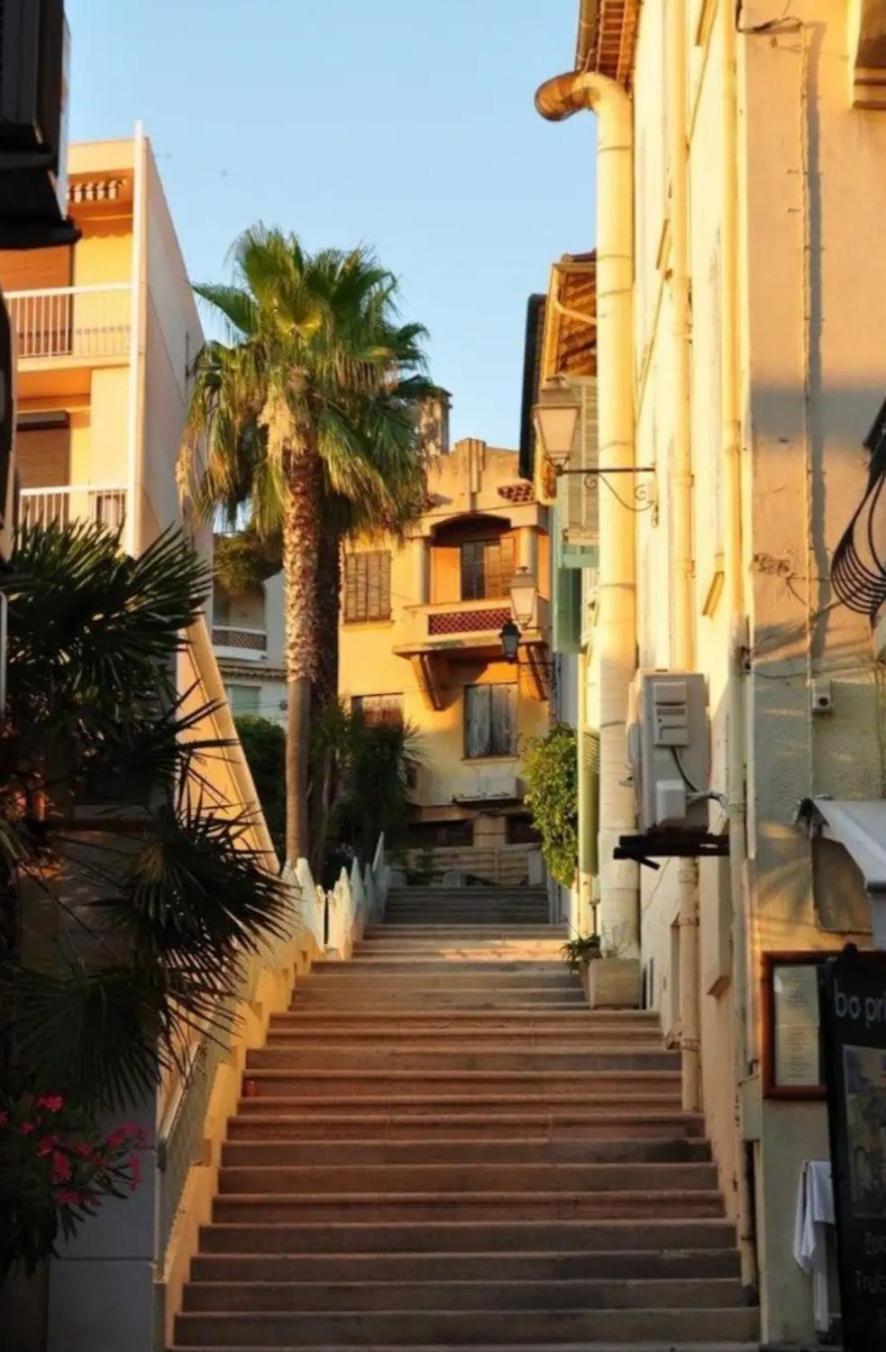 Haut De Villa A 700 Metres De La Plage, Totalement Independant Et Accessible Par Un Escalier Exterieur サント・マキシム エクステリア 写真
